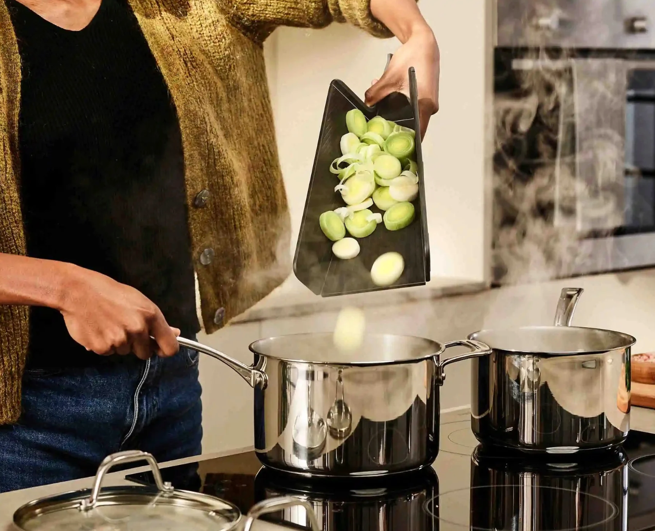 Joseph Joseph | Chop 2 Pot Plus Folding Black Cutting Board