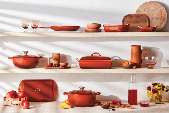 https://shopplumscooking.com/cdn/shop/files/210413_LeCreuset_CayenneShelfShot-RET_1024x1024.jpg?v=1692278257