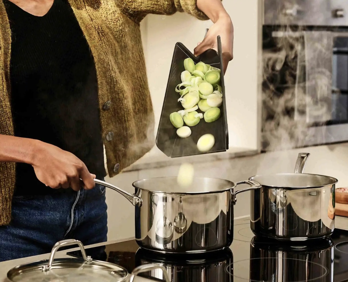 Joseph Joseph | Chop 2 Pot Plus Folding Black Cutting Board